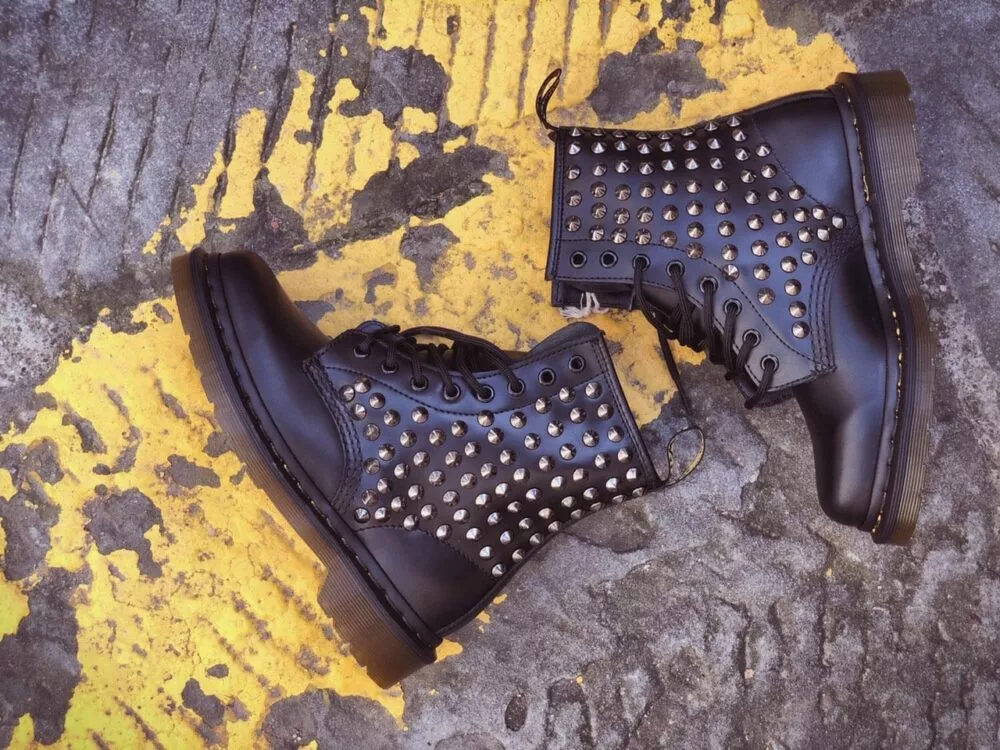 DR MARTENS STIVALI 1460 SMOOTH BLACK Full Borchie - foto 3