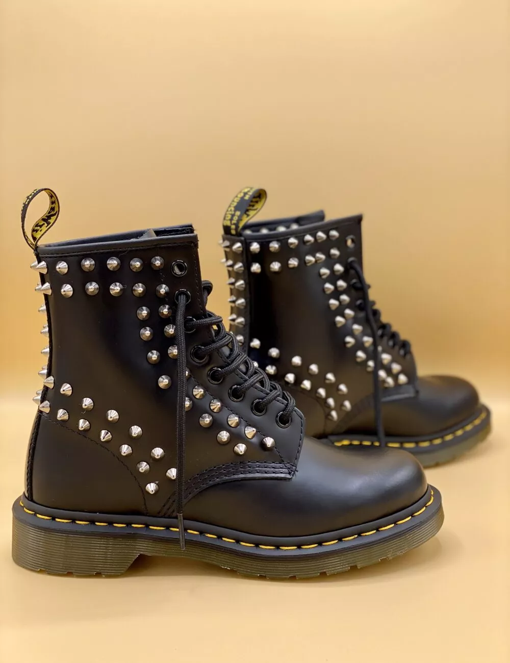 DR MARTENS STIVALI 1460 SMOOTH BLACK Borchie Spikes - foto 2