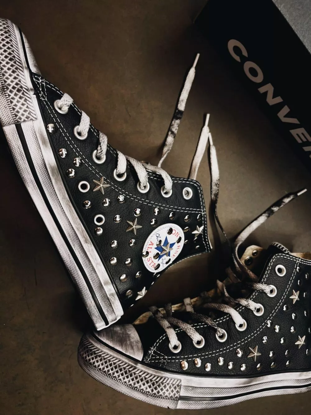 Converse Classic Leather Black Studs And Stars - foto 2