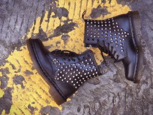 DR MARTENS STIVALI 1460 SMOOTH BLACK Full Borchie - immagine 3