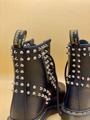 DR MARTENS STIVALI 1460 SMOOTH BLACK Borchie Spikes - immagine 5