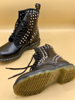 DR MARTENS STIVALI 1460 SMOOTH BLACK Borchie Spikes - immagine 3