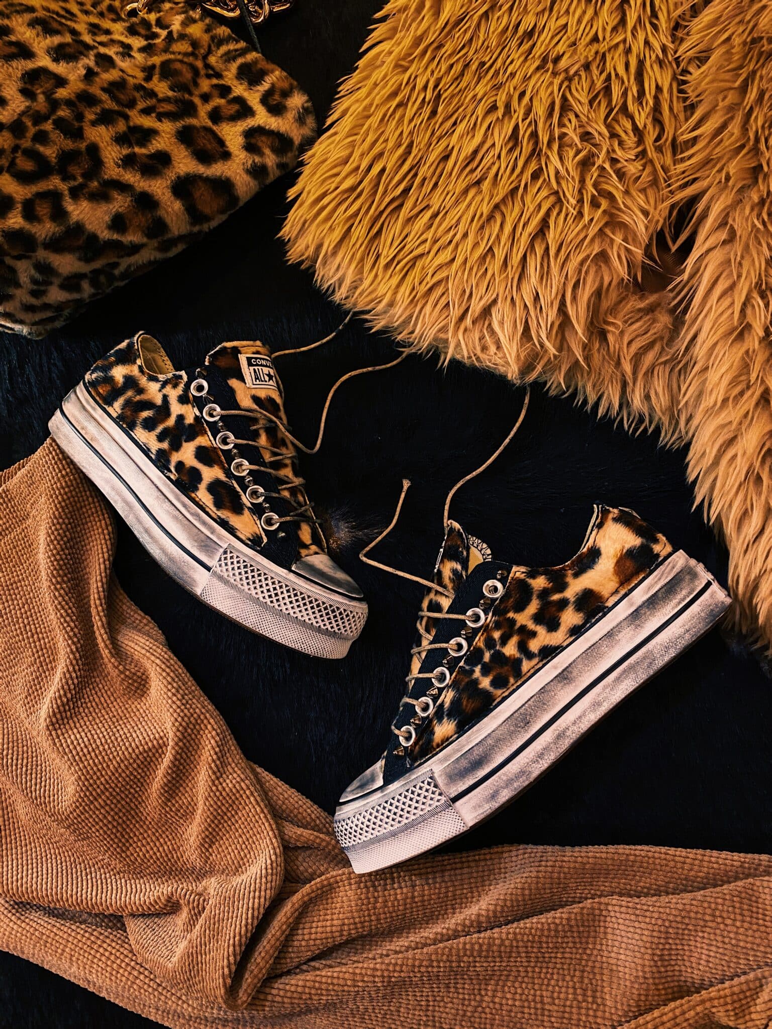 CONVERSE PLATFORM LOW black TEDDY LEO Sneakers custom. Personalizza il