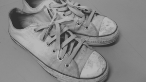 Un paio di scarpe bianche in tela stile Converse