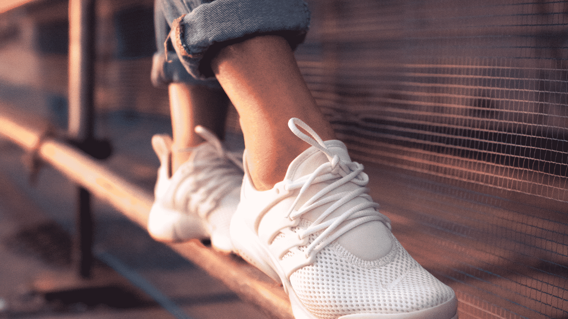Scarpe bianche da ginnastica marca Nike indossate da ragazza