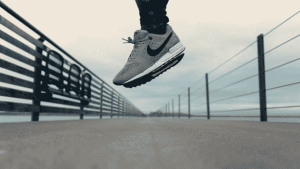 Scarpe Nike in aria